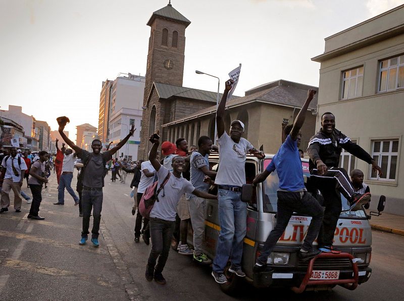 Decenas de personas celebran en las calles de Harare la dimisión de Mugabe