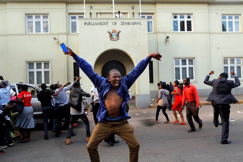 Ciudadanos de Harare celebran la dimisión de Mugabe a las puertas del Parlamento