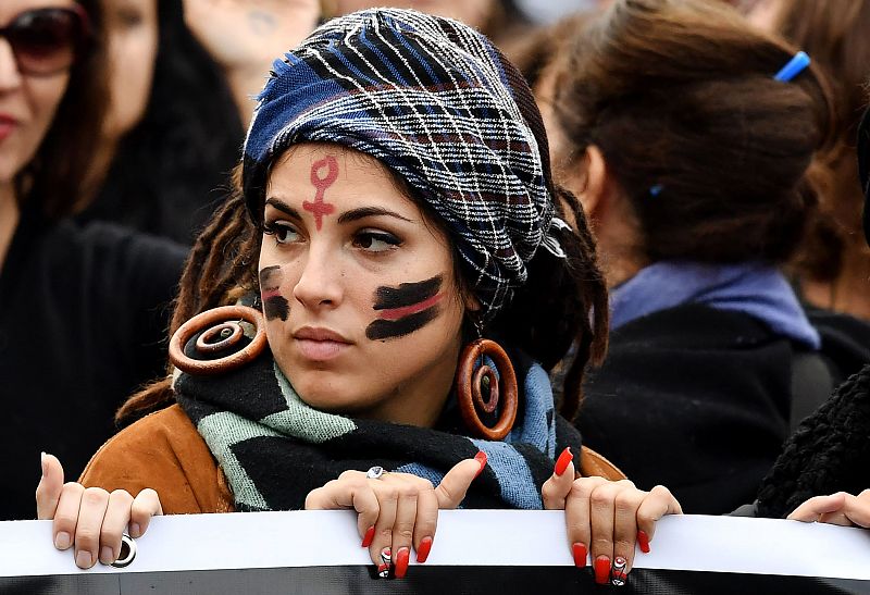 Una mujer con el simbolo de Venus en la manifestación que ha tenido lugar en Roma