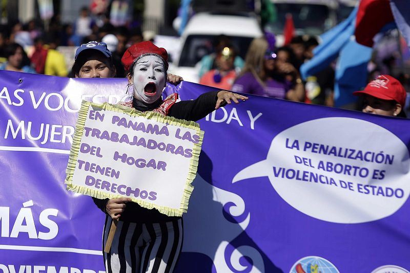 Activistas participan en una marcha con motivo del Día Internacional de la Eliminación de la Violencia contra la Mujer en San Salvador (El Salvador)