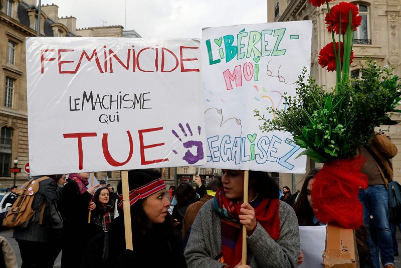 Una mujer con un cartel en el que se puede leer "Feminicidio, el machismo mata"