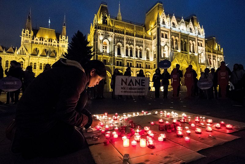 Encendido de velas en Budapest con motivo del Día Internacional por la Eliminación de la Violencia contra las Mujeres