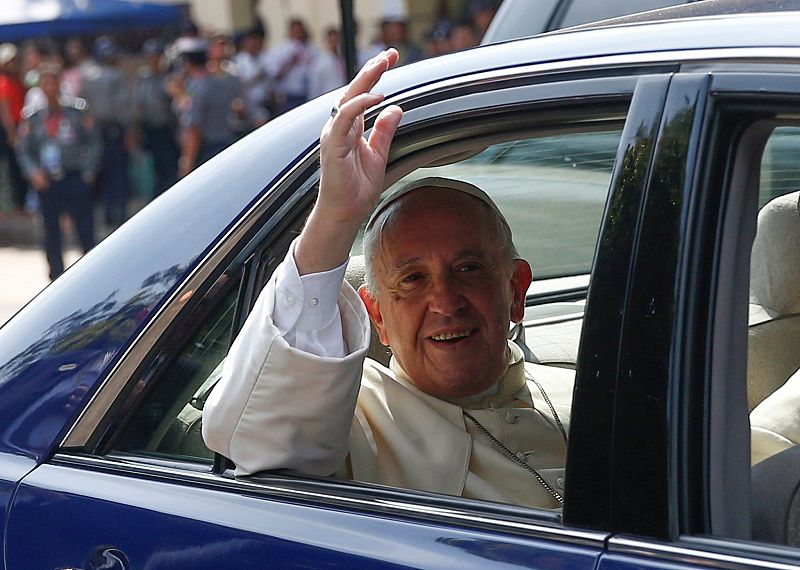 Papa pide a líderes religiosos en Rangún que "no se dejen colonizar"