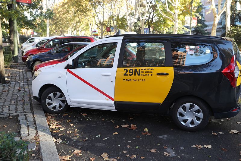 España amanece hoy sin taxis en protesta contra VTC que operan Uber o Cabify