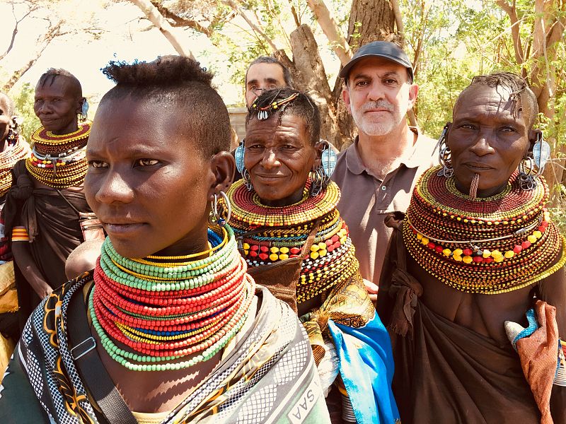 Con un grupo de mujeres turkana en la misión de Loiyangalani