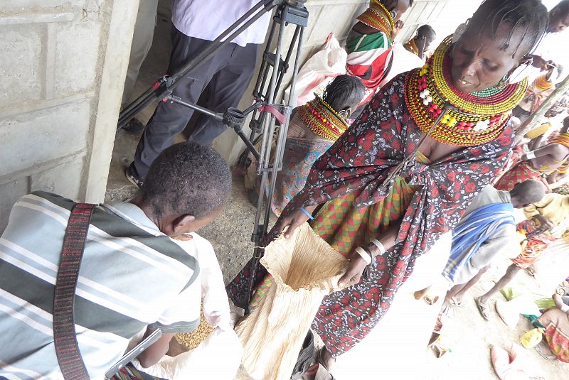 Reparto de alimentos en Komote Village (Kenia)