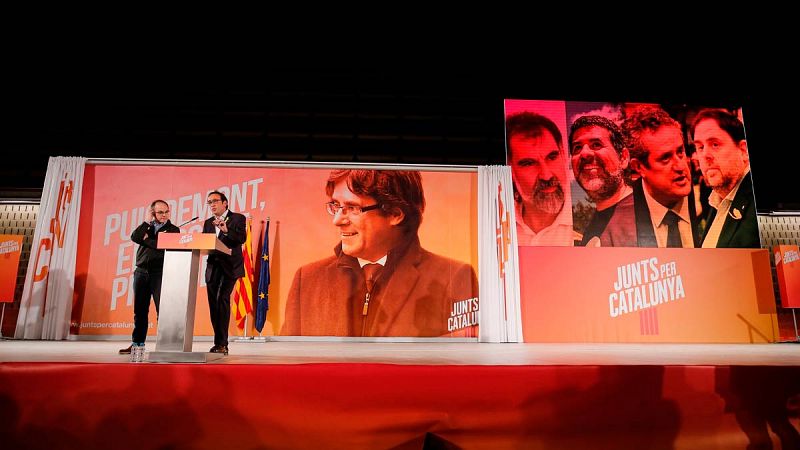 Los exconsellers excarcelados Jordi Turull y Josep Rull protagonizan un acto de campaña con un Puigdemont virtual de fondo.