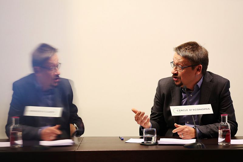 El cabeza de lista de Catalunya en Comú-Podem, Xavier Domènech, durante la conferencia-coloquio en la sede del Círculo de Economía.
