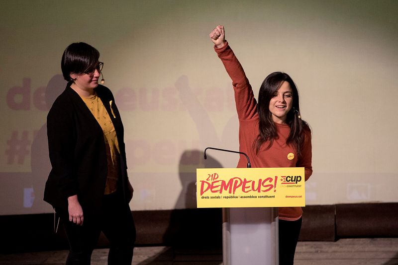 Las candidatas de la CUP, Maria Sirvent y Mireia Boya, durante el acto electoral que la CUP celebrado en el Teatre Principal de Lleida.