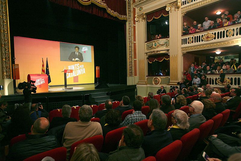 Videoconferencia del expresidente catalán Carles Puigdemont durante el mitin de Junts per Catalunya (JxCat) en Reus.