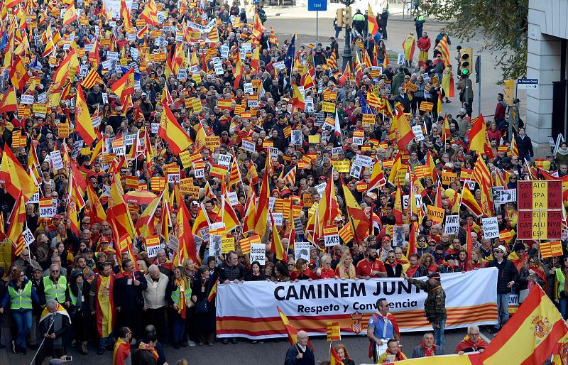 Miles de personas se manifiestan en Barcelona por la unidad de España y la Constitución.