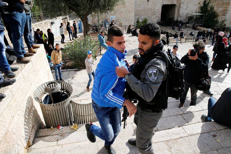 Un policía israelí forcejea con un palestino junto a la Puerta de Damasco en la Ciudad Vieja de Jerusalén