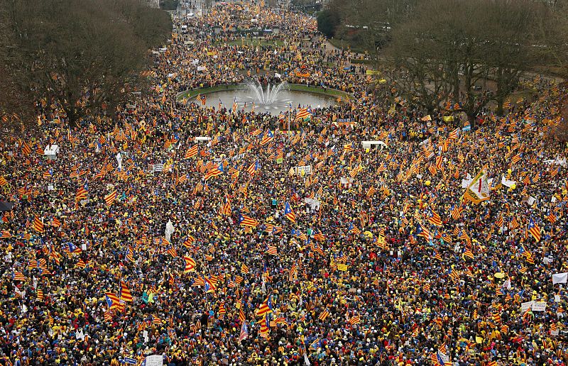 Unos 45.000 manifestantes proindependencia, según la policía belga, se han congregado en el centro de Bruselas para apoyar al presidente catalán cesado, Carles Puigdemont.