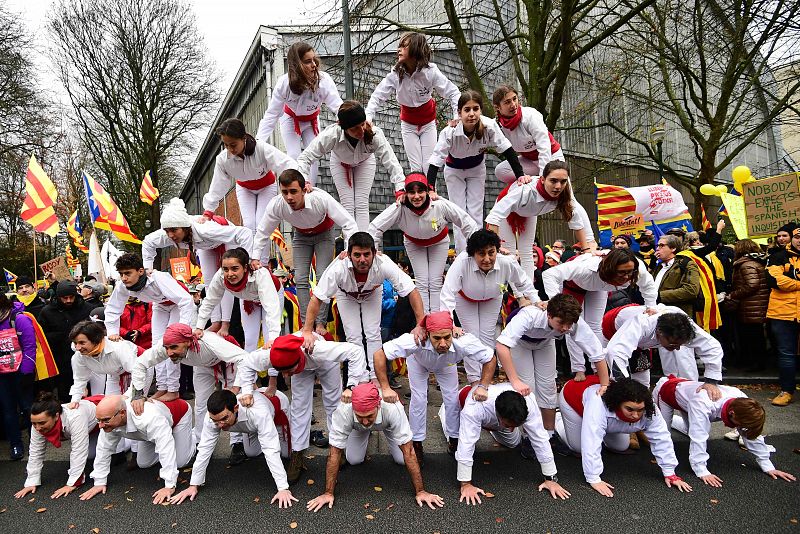 Castellers levantan su pirámide humana en la manifestación proindependencia celebrada en Bruselas el 7 de diciembre.