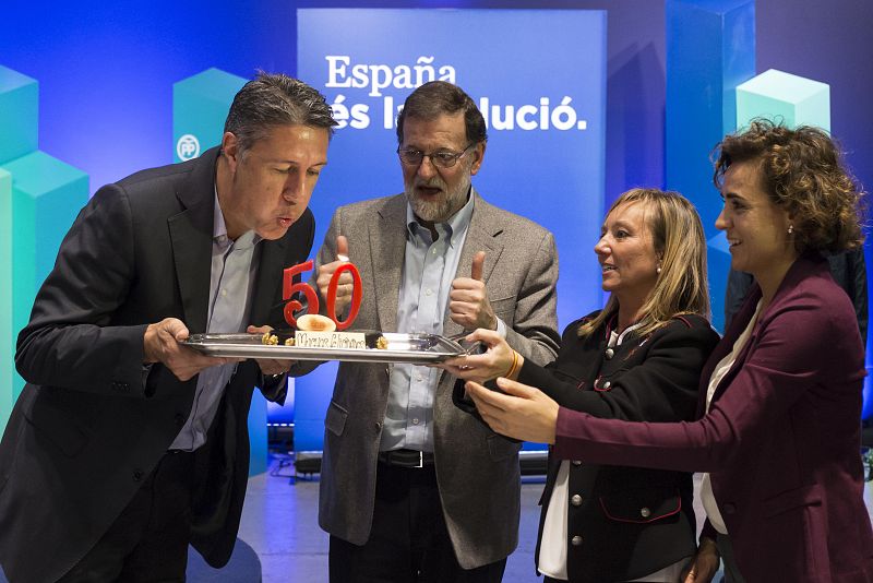 El candidato del PPC a la Generalitat de Cataluña, Xavier García Albiol, cumplió 50 años en plena campaña electoral, y el presidente del Gobierno y el PP, Mariano Rajoy, le felicitó en una comida-mitin en Lleida con una tarta