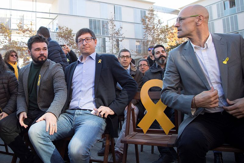 Los exconsellers Raül Romeva y Carles Mundó, número tres y número cinco por las listas de Barcelona, junto al portavoz adjunto del partido en el Congreso, Gabriel Rufián, durante el acto de campaña en Vilanova i la Geltrú.