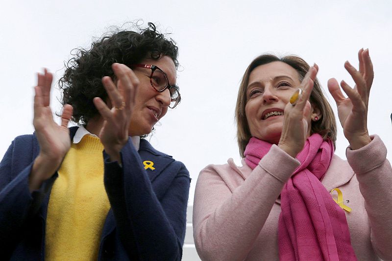 La secretaria general de ERC y número dos de la candidatura para las elecciones del 21D, Marta Rovira, junto a la presidenta del Parlament, Carme Forcadell, durante el acto electoral que ERC en Badalona (Barcelona).