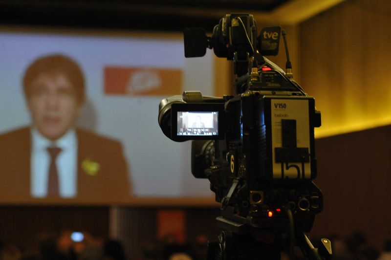 Carles Puigdemont interviene por medio de un vídeo grabado en Bélgica en un acto de campaña de JxCat sobre políticas de salud