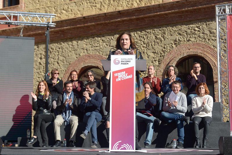 La alcaldesa de Barcelona, Ada Colau, interviene en el mitin central de la campaña de Catalunya En Comú-Podem, en la plaza Mayor de Nou Barris, en Barcelona.