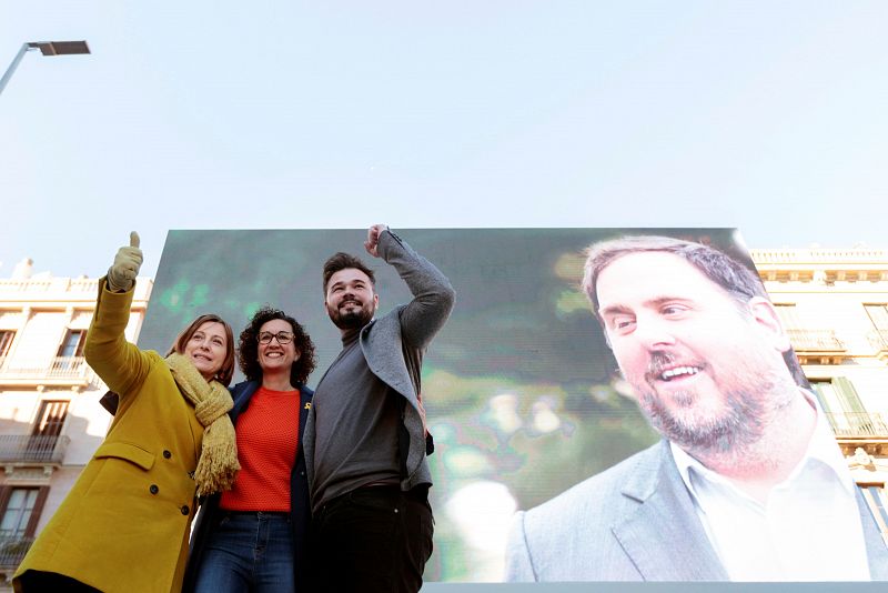 La número dos de ERC, Marta Rovira, se abraza a la presidenta del Parlament y también candidata Carme Forcadell, y al diputado Gabriel Rufián, durante el acto central de campaña de Esquerra celebrado en Barcelona
