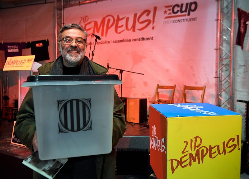 El candidato de la CUP a la Generalitat, Carles Riera, posa con una de las urnas de plástico empleadas en el referéndum del 1 de octubre, antes de participar en un mitin en Barcelona.