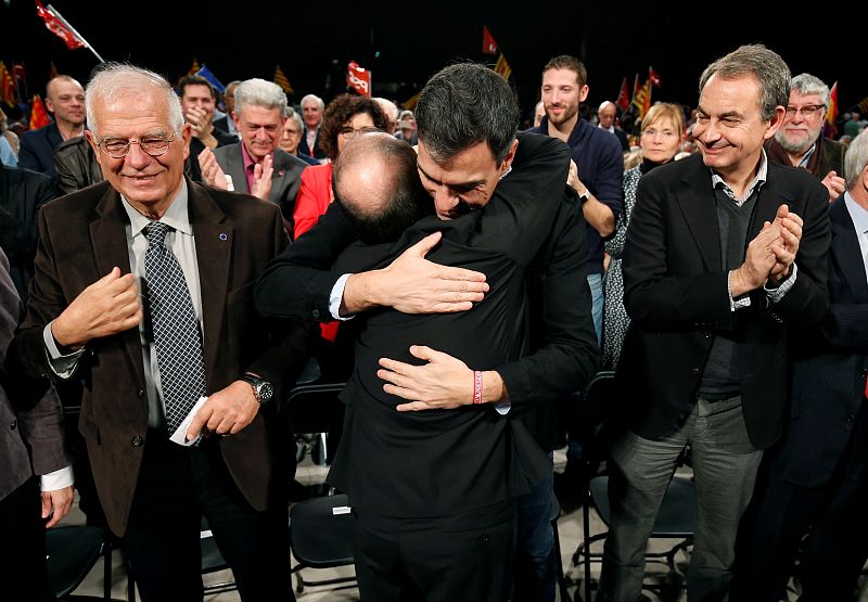 El expresidente del Gobierno José Luis Rodríguez Zapatero apoya en un mitin al candidato Miquel Iceta, junto con el secretario general del PSOE, Pedro Sánchez, y Josep Borrell.