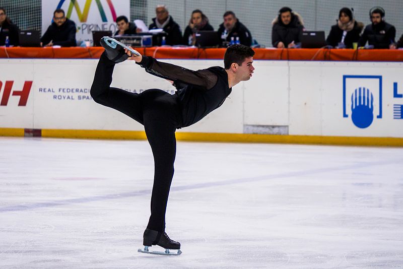 Javier Raya durante su actuación en el Campeonato de España de patinaje artístico.