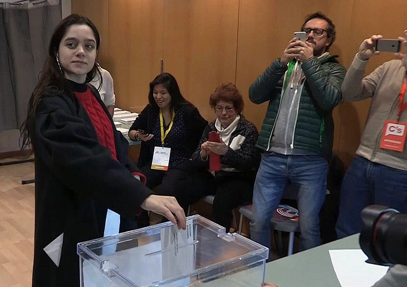 La chica que vota por Puigdemont anima a los jóvenes a implicarse en política