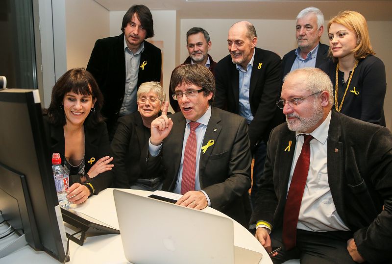 Puigdemont sigue los resultados de las elecciones catalanas en el centro de Convenciones de Bruselas
