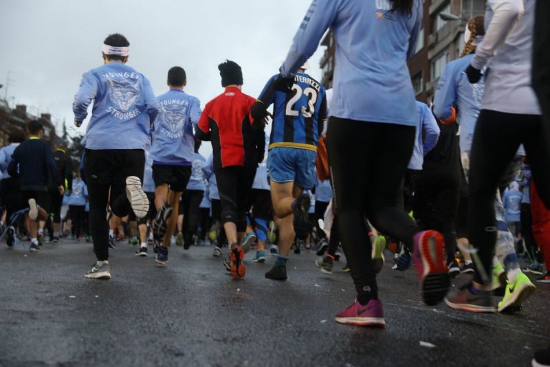 Corredores de la carrera popular vistos a ras de suelo.