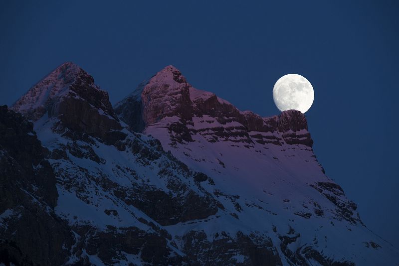 La Luna, fotografiada por encima de las montañas de Gryon, en el oeste de Suiza.