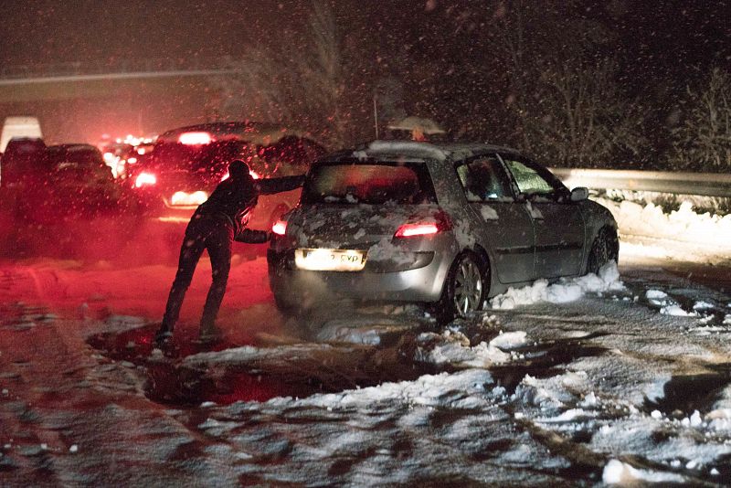 El temporal de nieve colapsa las carreteras