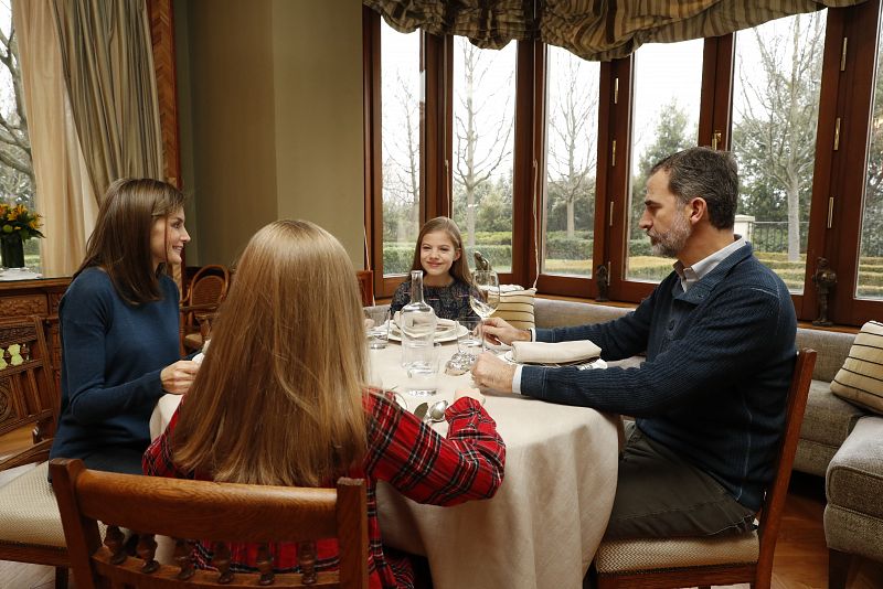 La Familia Real sentada a la mesa poco antes de almorzar