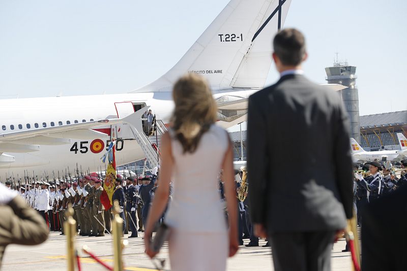 Despedida oficial de los reyes en el aeropuerto Adolfo Suárez-Madrid Barajas antes de viajar a Reino Unido