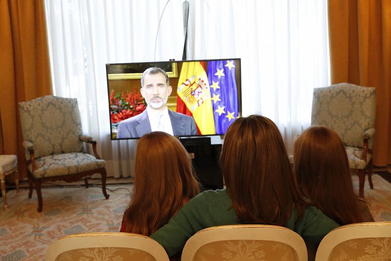 La reina Letizia, la princesa Leonor y la infanta Sofía ven la grabación del mensaje de Nochebuena de Felipe VI