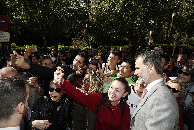 El rey se hace un selfie con varias personsa durante su visita al Museo del Málaga