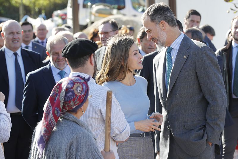 Los reyes charlan durante su visita a Poreñu (Villaviciosa), Pueblo Ejemplar de Asturias 2017