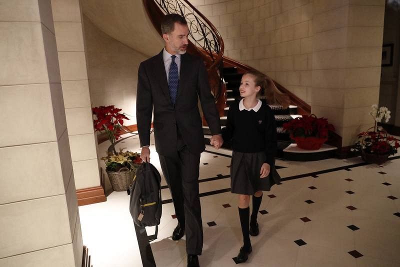 El rey, junto a la princesa Leonor el pasado 10 de enero camino del colegio. Felipe VI le lleva la mochila a su hija.