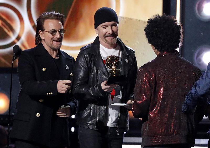 El cantante Bono y The Edge presentan el Premio Grammy al mejor álbum