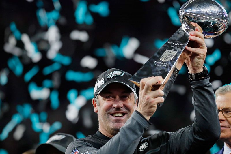 Doug Pederson con el trofeo de la Super Bowl