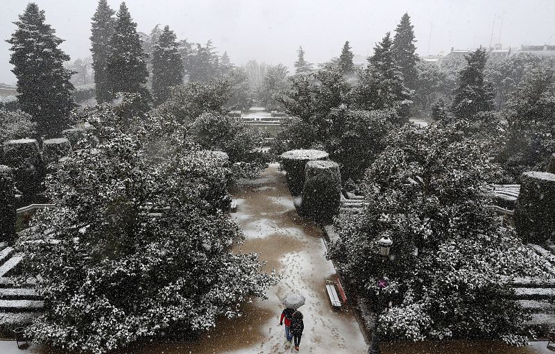Nieve en los jardines de Sabatini de Madrid