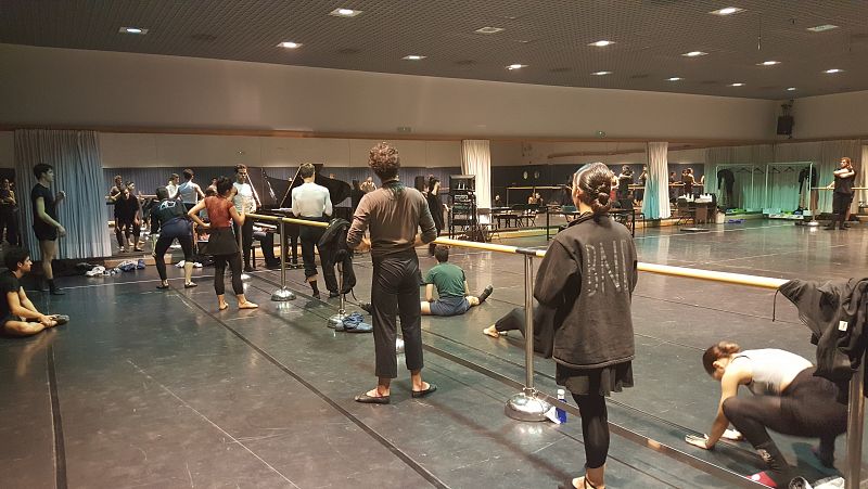 El Ballet Nacional de España en una sala de ensayo del Teatro Real