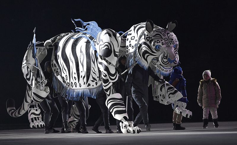 Un gran trigre blanco hizo entrada al comienzo de la ceremonia en el Estadio Olímpico de Pyeongchang.