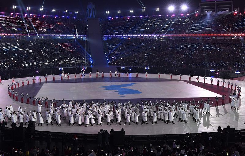 El momento más esperado de la inauguración: el desfile de los atletas de Corea del Sur y del Norte de manera unificada. La bandera azul de la península coreana ondea con el público en pie.