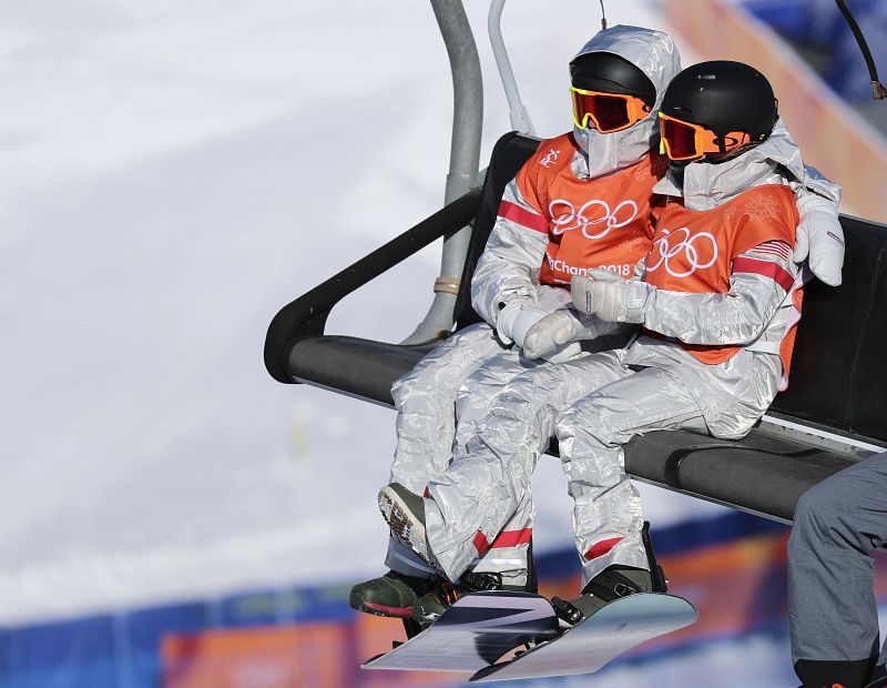 Dos miembros de la delegación de EE.UU., en el parque de nieve de Phoenix.