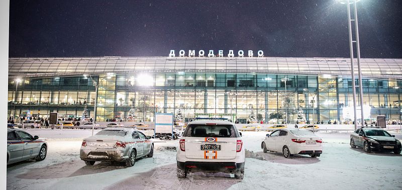 Vehículos de emergencias aparcados frente al aeropuerto moscovita de Domodédovo