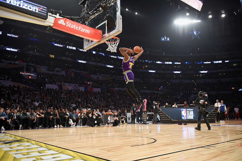 Donovan Mitchell en otro de los mates que le dio la victoria en el concurso