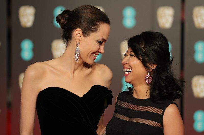 Angelina Jolie junto a la escritora estadounidense de origen camboyano Loung Ung. Jolie está nominada, junto a Rithy Panh, en la categoría de mejor película de habla no inglesa por Se lo llevaron: recuerdos de una niña de Camboya