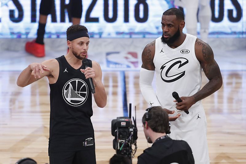 Los capitanes Stephen Curry y Lebron James (derecha), justo antes del salto incial.