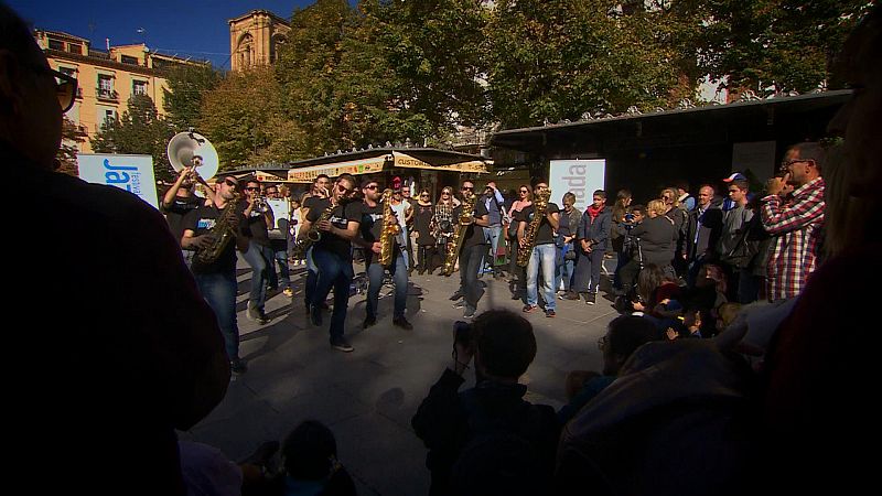 La banda Befunkbop ameniza la mañana en la plaza de Bib-Rambla